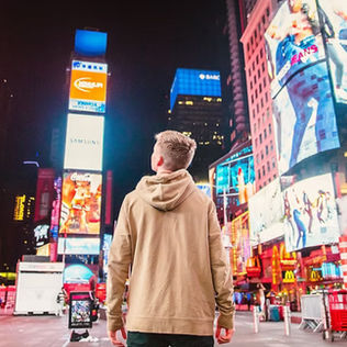 Junge im Time Square von den Leuchtreklamen fasziniert