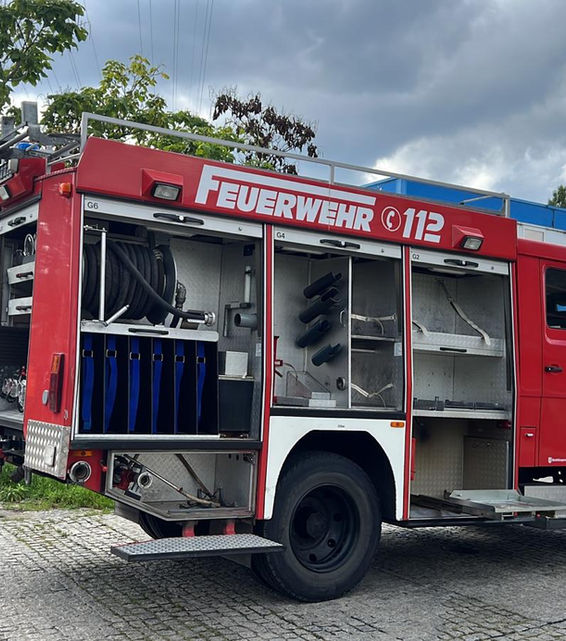 Verkauf von Mercedes Benz "TLF 16/25" Tanklöschfahrzeug durch die Feuerwehrtechnik Berlin. Wir verkaufen gebrauchte Feuerwehrfahrzeug und gebrauchte Einsatzfahrzeuge. Verkauf von neuen Feuerwehrfahrzeugen und Einsatzfahrzeugen. Löschfahrzeug