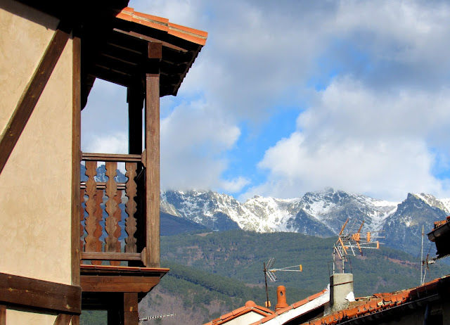 Candeleda y las nieves en Gredos y los valles del Tiétar y de la Vera