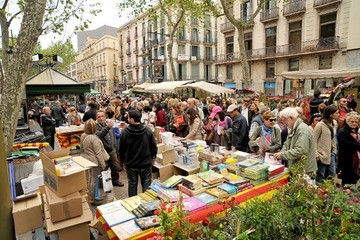 Rosas y libros en Las Ramblas de Barcelona