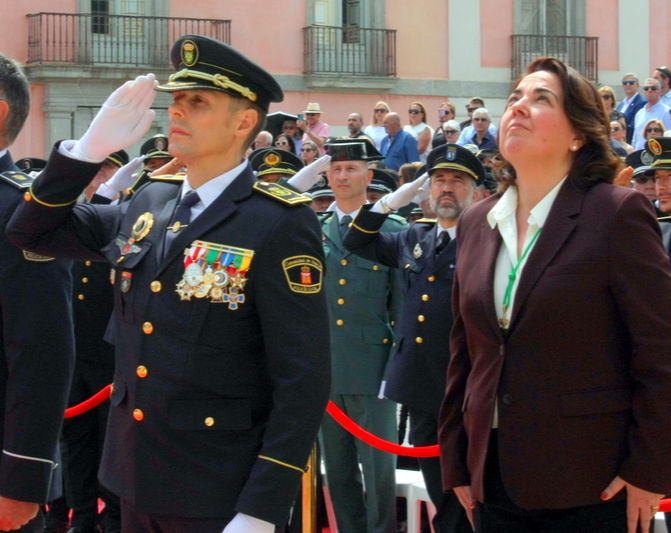 El Comisario Jefe, Luís Rodrigo, y la Teniente de Alcalde, Sara de la Varga, en el homenaje a los caídos