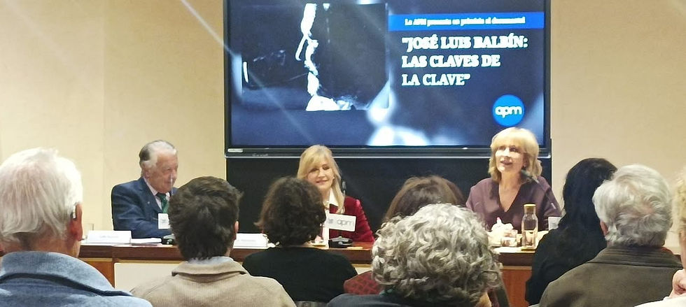 Ladislao Azcona, Julia Mesonero y María Rey, en la Asociación de la Prensa