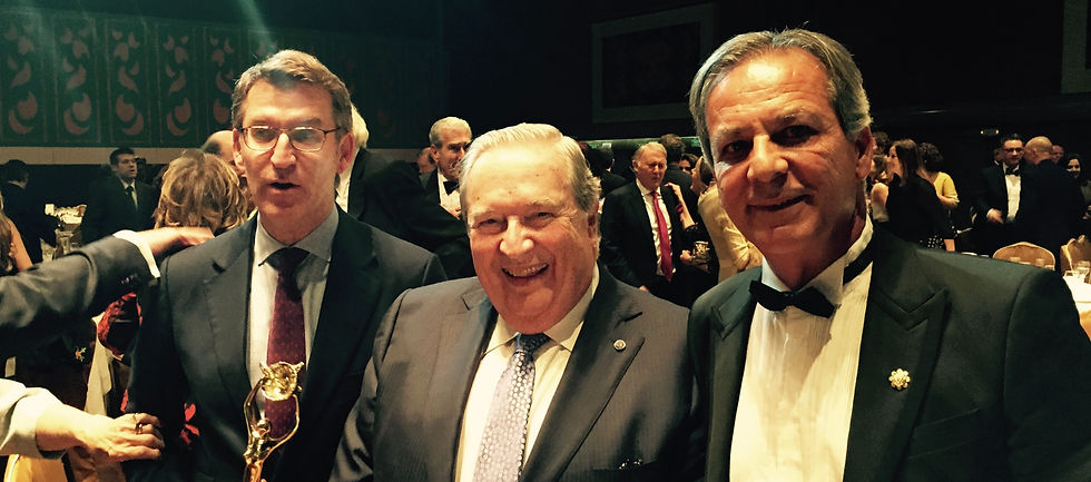 En las Antenas de Oro, Alberto Núñez Feijóo, presidente del PP; Jerónimo y su gran amigo Yusef Nasser