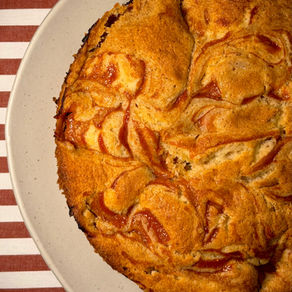 Bolo amanteigado com acerola e morango