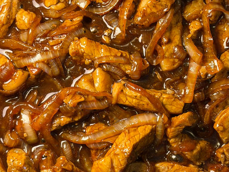 Carne acebolada no shoyu