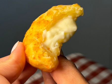 Pão de queijo recheado com catupiry