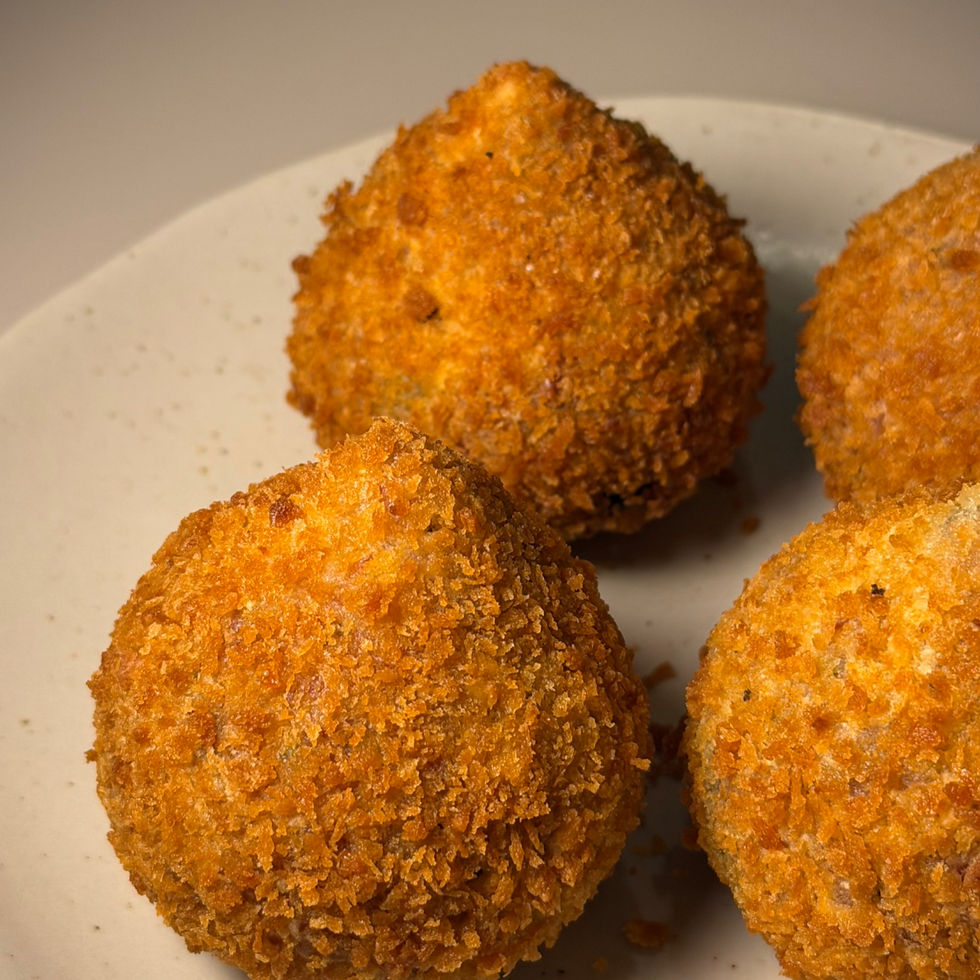 Coxinha de aipim recheada com carne seca