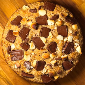 Bolo de banana, macadâmia e mel