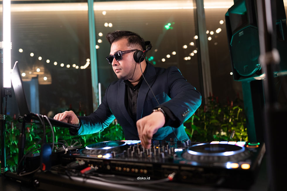 Ferre DJ dan Music Director dari Disko.id menata musik untuk IBM di Park Hyatt jakarta