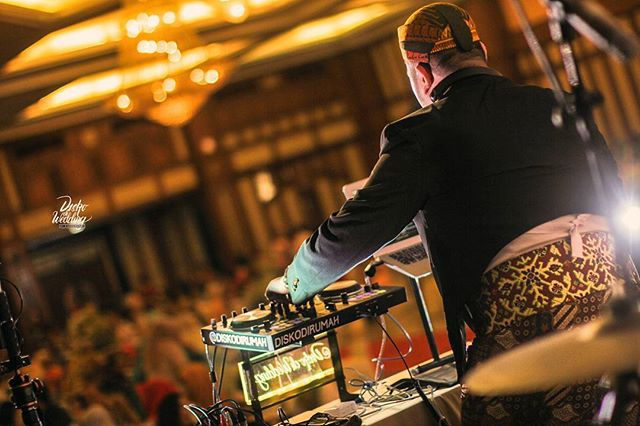 Professional WEDDING DJ___Expert wedding reception music programming – _The art and science of reading a crowd and KNOWING when to play the_