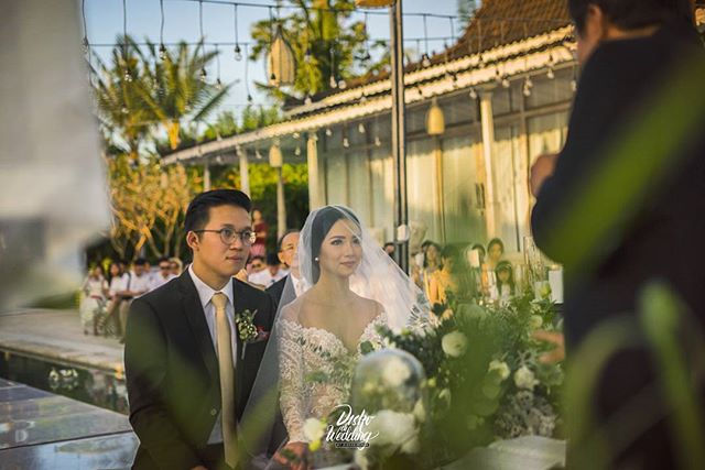 Uluwatu villas as a spot for Bali destination weddings never failed to amaze us,_The warm breeze, the infinite shoreline, and the amber suns