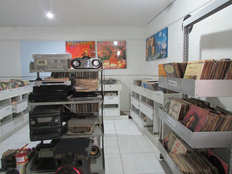 Entre poeira e paixão: Os sebos como redutos dos colecionadores de vinil