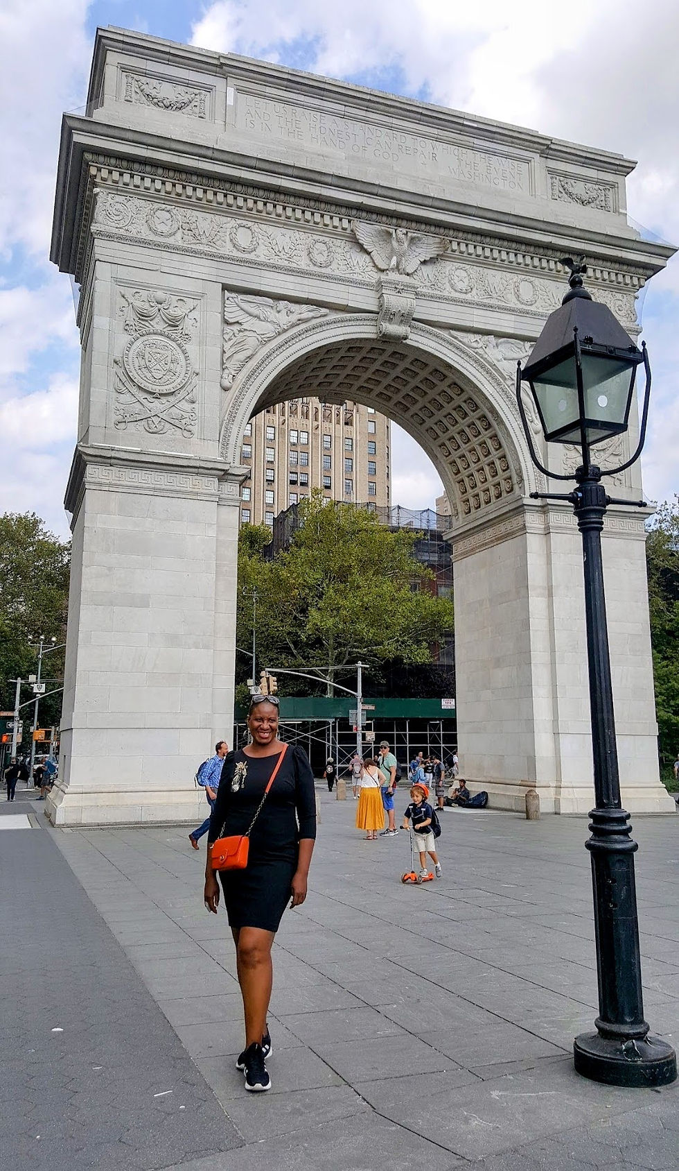 Arc de Triomphe Washington Square, dans l’axe de la Cinquième Avenue, destiné à célébrer le centenaire de l’accession de Georges Washington à la première présidence des Etats-Unis.