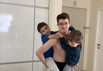 יואב מרים את שני אחיו