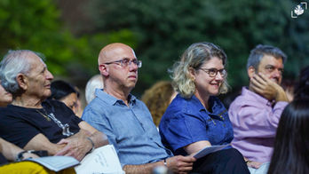 אלכס ומאיה בקהל באירוע שירה