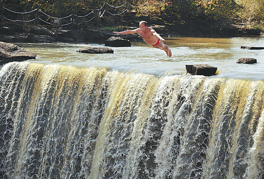 Di Huanran the 60-year-old Pensioner Cliff-diving Daredevil