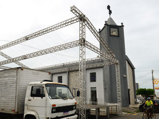 Palco começa a ser montado na igreja São João evento começa domingo