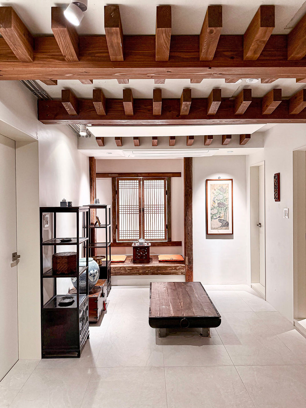 전통은 형태가 아니라 태도다. 우리는 재현하지 않고 번역한다.