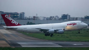 Immagine di un aereo in fase di decollo con la scritta "cargo".