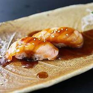Geflambeerde Nigiri Zalm