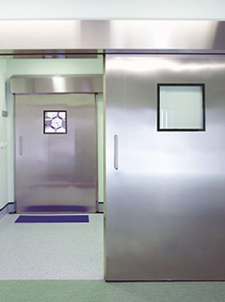 Porta hermética automática hospitalar, ideal para centros cirúrgicos e ambientes com controle de esterilização.