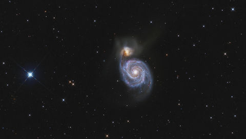 Örvény-köd. Objektumok: Messier 51, NGC 5195, IC 4263, IC 4278, AT 2019abn.
