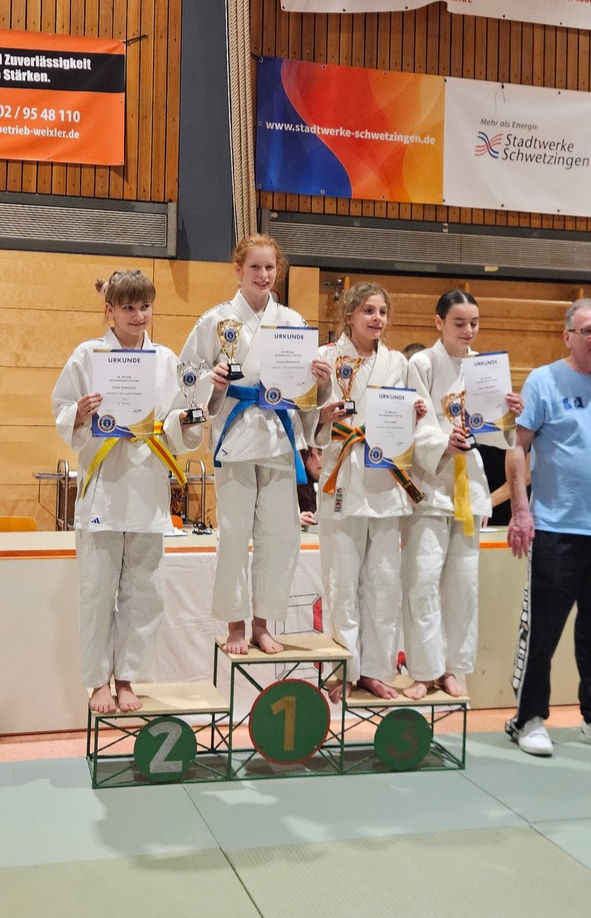 Leonie Nieuwoudt auf dem Siegerpodest ganz oben