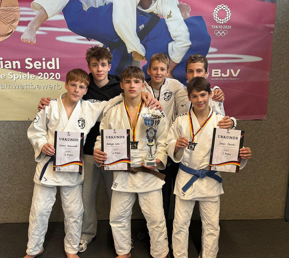 Robert zusammen mit den anderen Judokas des Landeskaders beim BOT in Abensberg