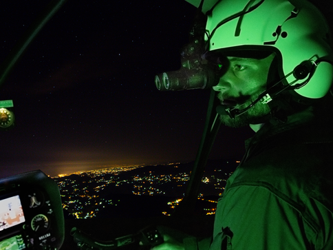 FAA certifica cockpit compatível com NVG para helicóptero Policial R66 em California 