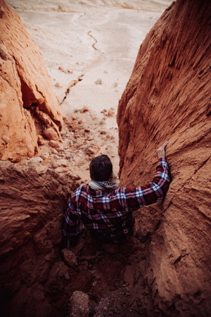 Man klättrar ner för en ravin, fotat av Louise F Garbergs