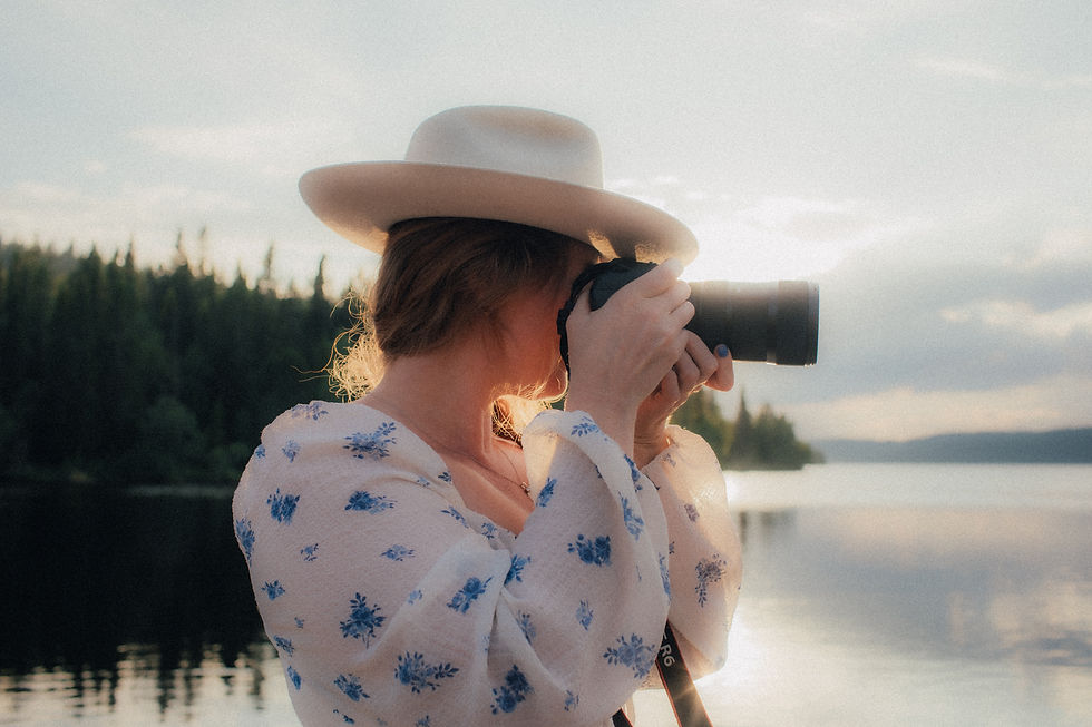 Fotograf Louise Forslycke Garbergs håller i en kamera. Hon lär dig hitta den bästa kameran för nybörjare.
