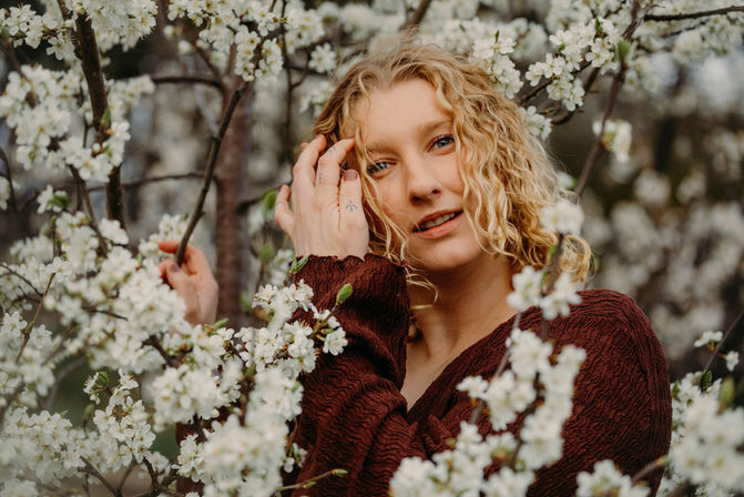 Zimone Janzon bland körsbärsblommor, fotad av Louise Forslycke Garbergs