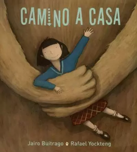 una niña pequeña, con cabello negro corto y un vestido azul, es abrazada suavemente por unas manos y brazos gigantes y peludos, como las de un gran animal o un gigante amable, que ocupan la mayor parte del encuadre.