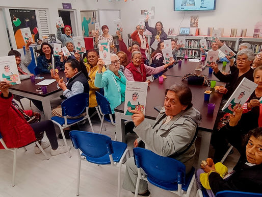Grupo de adultos mayores en actividad de lectura en la Biblioteca Pública de Fontibón