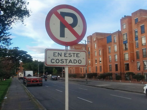 Señal de transito de prohibido parquear sobre una calle del Barrio Carlos Lleras Restrepo Ciudad Salitre