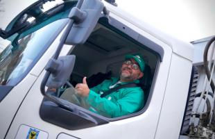 Alejandro Celis, conductor de camión compactador de Ciudad Limpia en Bogotá.