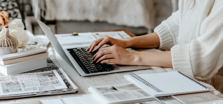 fridman7805_Cozy_Work_Environment_A_cozy_workspace_setting_at_h_889aa50a-cf8c-4117-8959-c3