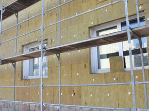 Oprav dům po babičce vs NZÚ Light: Kterou dotaci vybrat v roce 2025?