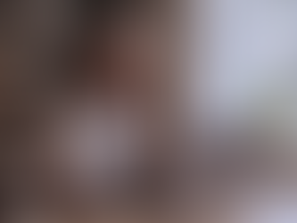 Frau telefoniert vor einem Laptop