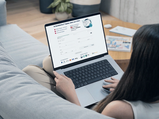 Frau schaut sich auf einem Laptop des Formular für den BonitäsPass von itsmydata in Kooperation mit moovin an