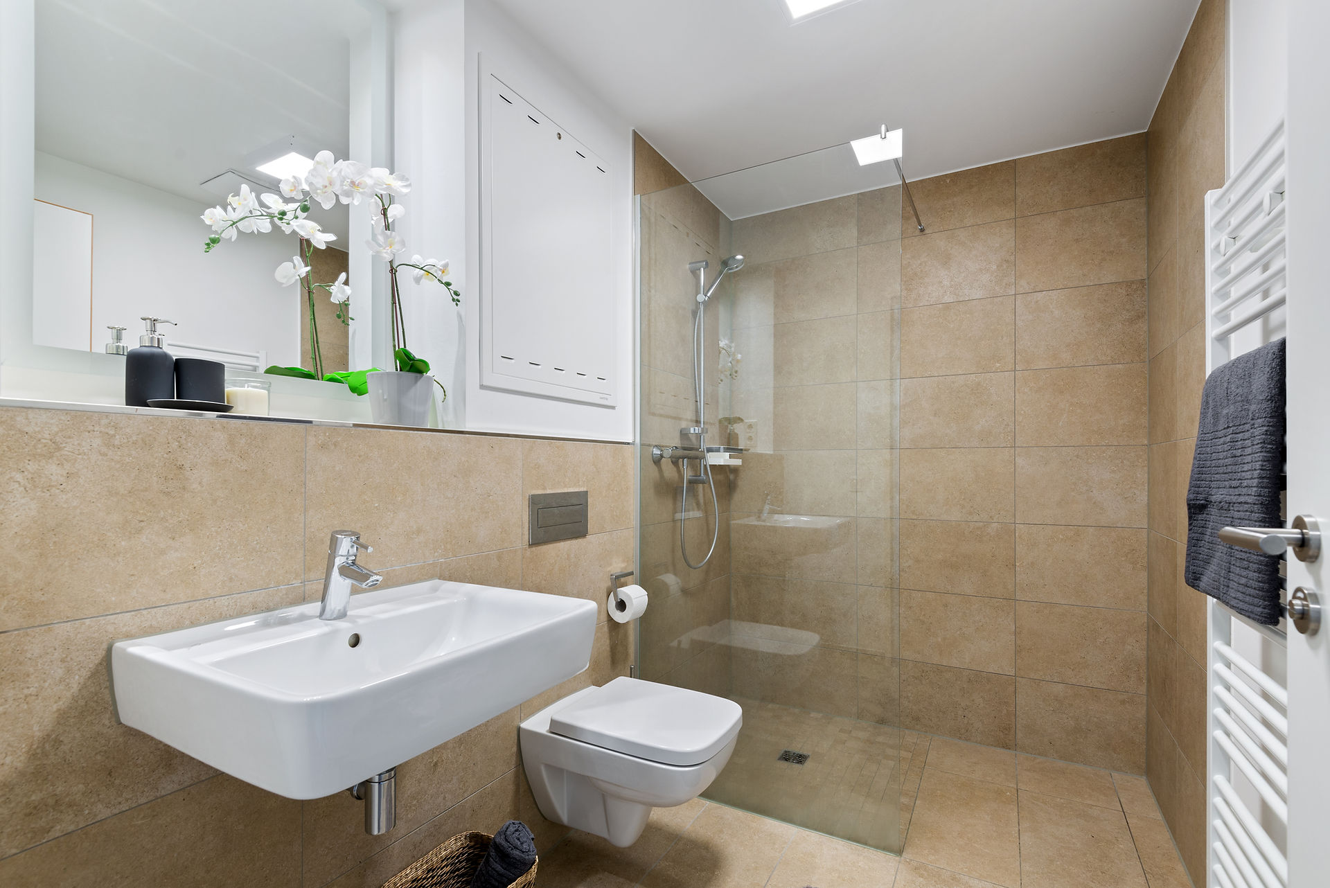 Modernes Badezimmer mit Dusche im Studentenapartment Studio 152 Wiesbaden
