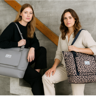 Zwei Frauen mit jeweils einer Tasche auf einer Treppe. Taschen in Design Leo Schwarz und Grau. 