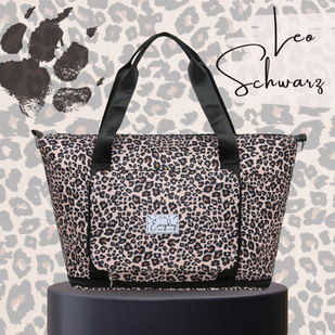 Die Everyday Tasche in Leo Optik mit schwarzen Griffen. 
