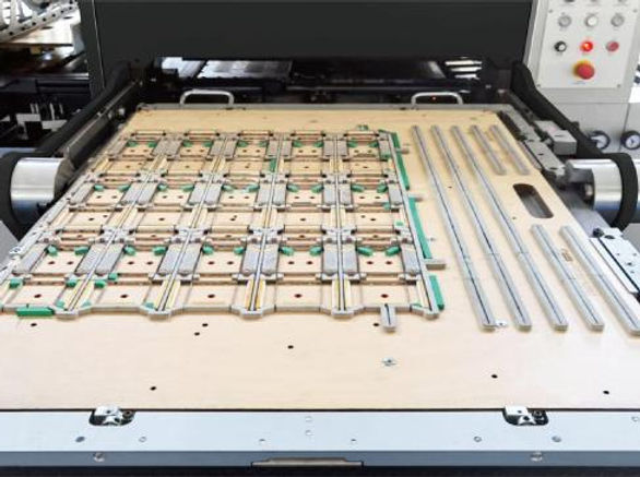 Die-cutting chase with quick locking device.jpg