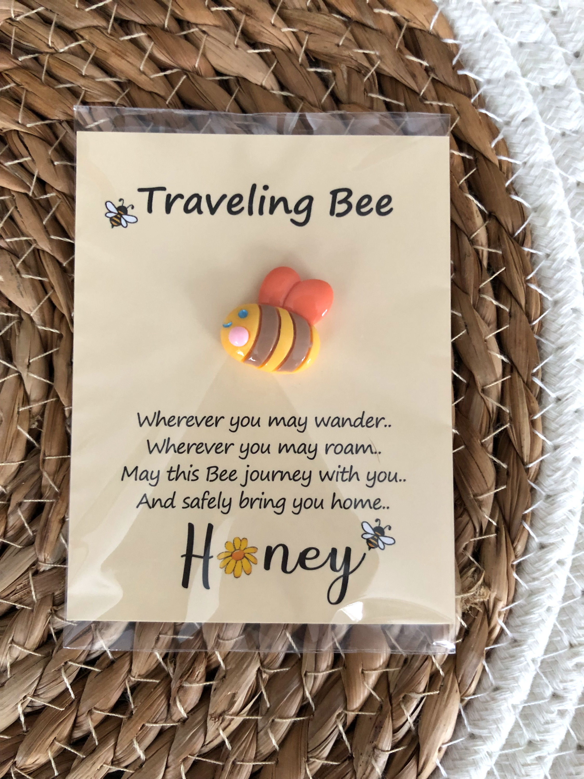Pocket hug - Traveling bee