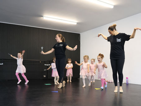A ballet hwyl a sbri class at flame dance studios