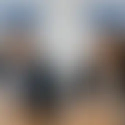 Différence entre juriste et avocat – illustration d’un juriste en ligne et d’un avocat, représentant les deux métiers du droit en Belgique pour consultation juridique en ligne.