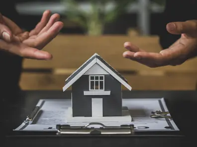 Photo représentant deux personnes en train de discuter au sujet du contrat de bail de leur habitation de Bruxelles