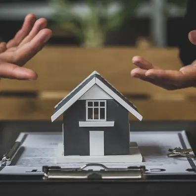 Photo représentant deux personnes en train de discuter au sujet du contrat de bail de leur habitation de Bruxelles