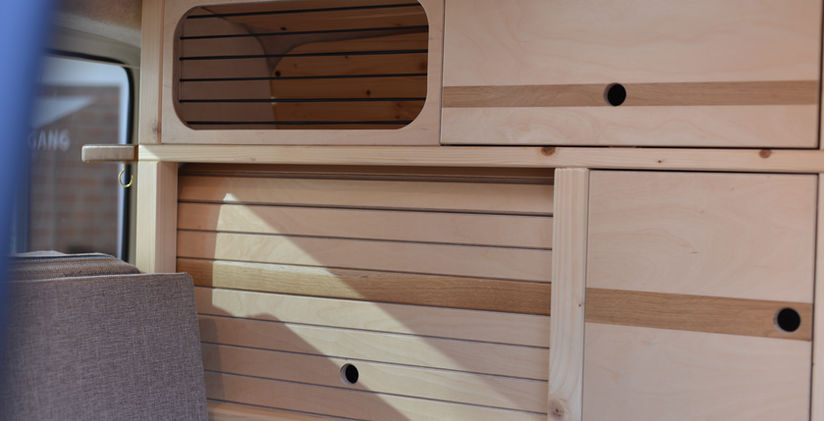 Dieser Camper Van auf Basis eines VW T6 Transporters verfügt über einen individuellen Innenausbau aus hochwertigem Echtholz. Die Möbel sind aus robustem Multiplex gefertigt und in hellen Farbtönen gehalten, was für eine freundliche und einladende Atmosphäre sorgt. Eine Arbeitsplatte aus geölter Eiche und eine komfortable Schlafsitzbank vervollständigen das Innendesign des Fahrzeugs.

Eine durchdachte Ausstattung ermöglicht es, energieautark zu campen, was bedeutet, dass man nicht auf Strom- oder Wasseranschlüsse angewiesen ist. So kann man die Freiheit des Campings in vollen Zügen genießen und unabhängig von äußeren Einflüssen sein.